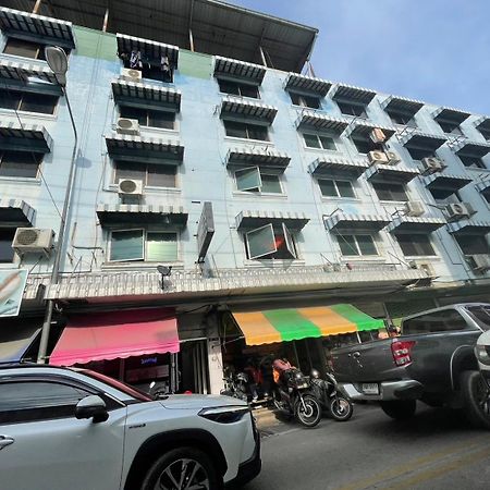 Oyo 75494 President Apartment Pattaya Exterior photo