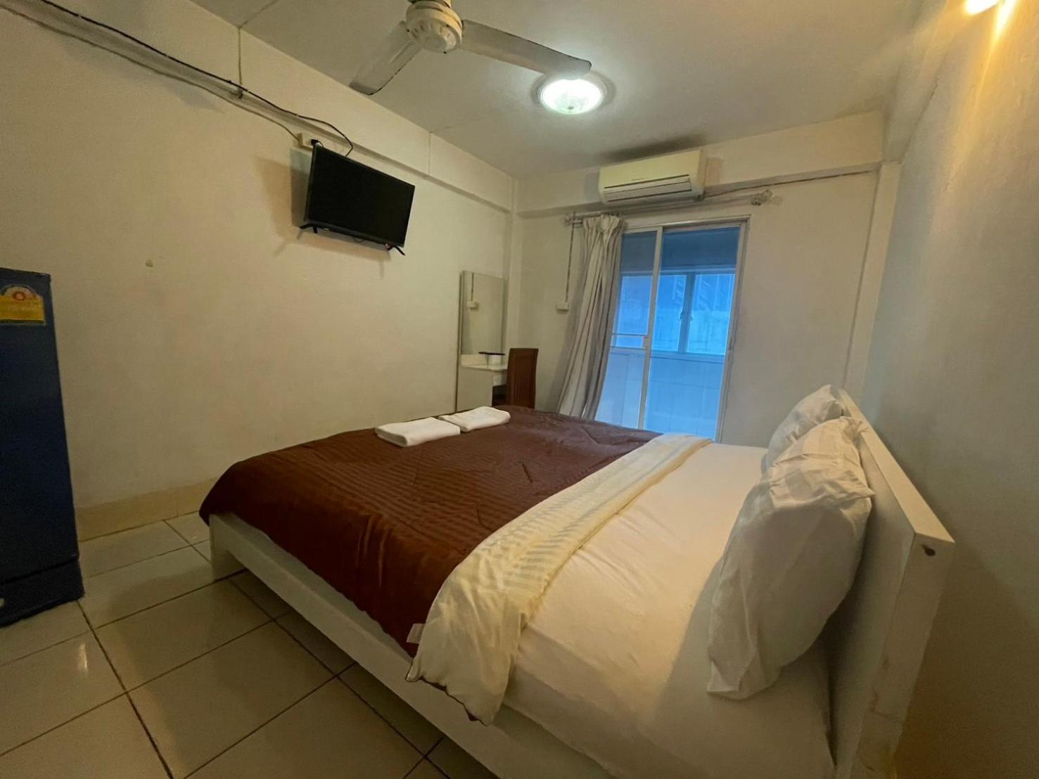 Oyo 75494 President Apartment Pattaya Exterior photo