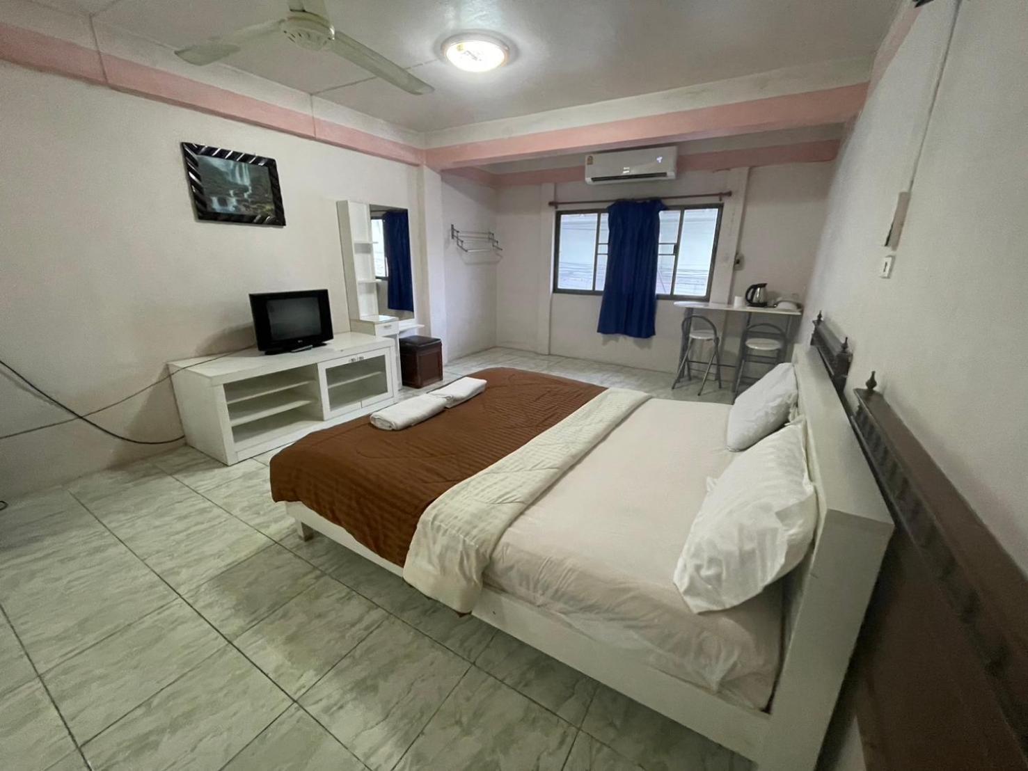 Oyo 75494 President Apartment Pattaya Exterior photo