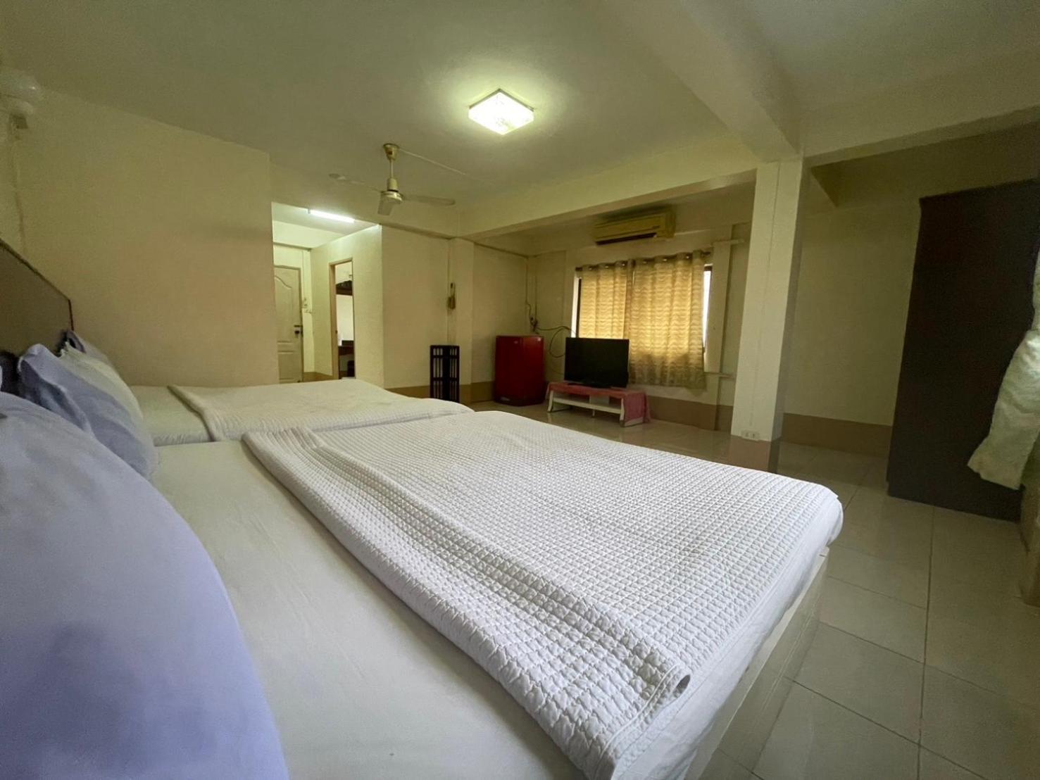Oyo 75494 President Apartment Pattaya Exterior photo