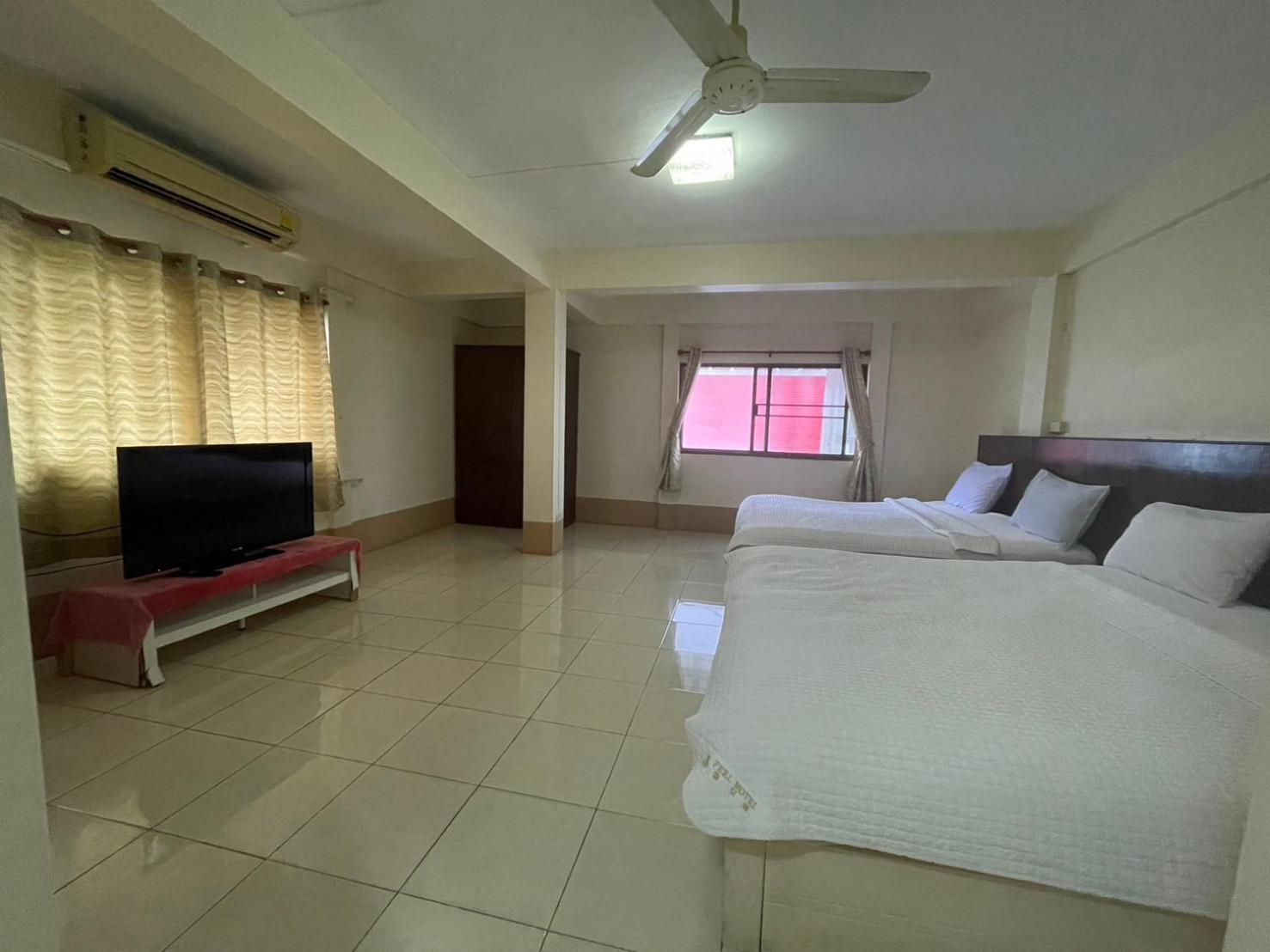 Oyo 75494 President Apartment Pattaya Exterior photo