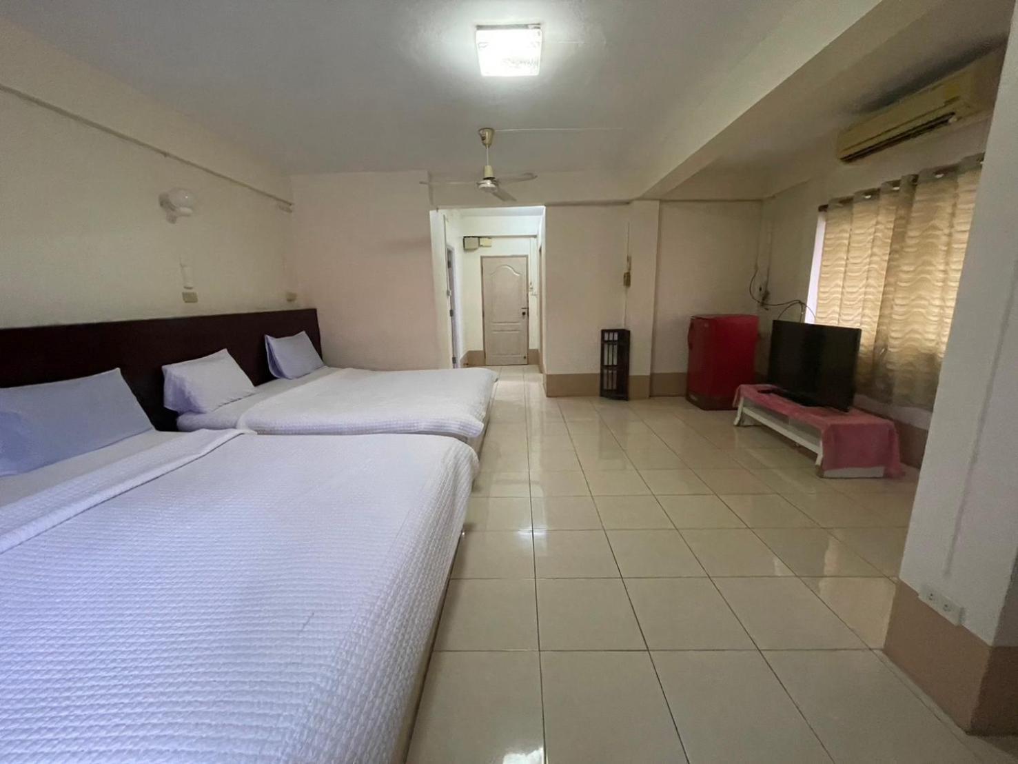 Oyo 75494 President Apartment Pattaya Exterior photo