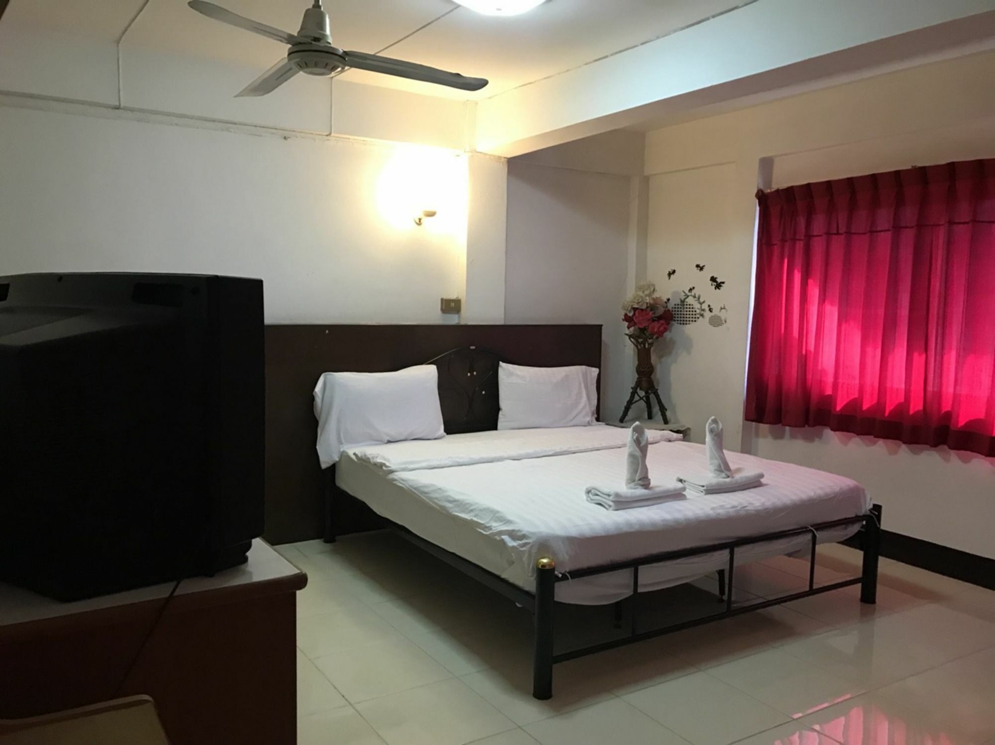 Oyo 75494 President Apartment Pattaya Exterior photo